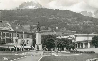 / CPSM FRANCE 74 "Sallanches, la place, le coteau de Saint Roch et les quatres têtes"