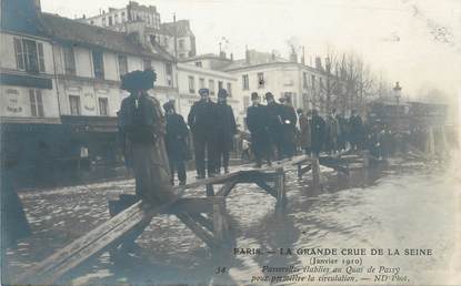 / CPA FRANCE 75016 "Paris, passerelles établies au quai de Passy" / INONDATION