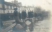 75 Pari / CPA FRANCE 75016 "Paris, passerelles établies au quai de Passy" / INONDATION