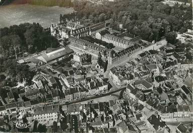 / CPSM FRANCE 02 "Villers Cotterets, place du Docteur Mouflier et le château"