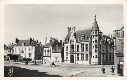 / CPSM FRANCE 58 "Nevers, place Carnot, caisse d'Epargne " / CE / BANQUE