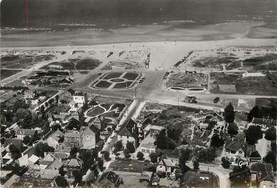 / CPSM FRANCE 14 "Ouistreham Riva Bella, vue d'ensemble vers la plage"