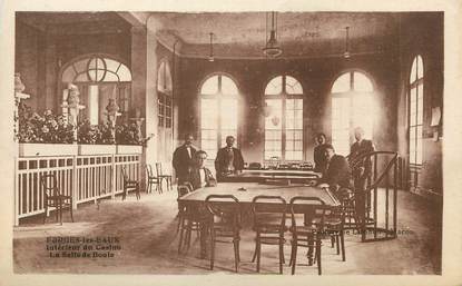 / CPA FRANCE 76 "Forges Les Eaux, intérieur du casino, la salle de boule"