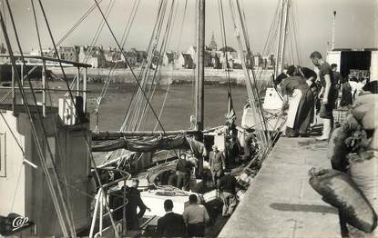 / CPSM FRANCE 29 "Roscoff, déchargement des homards"