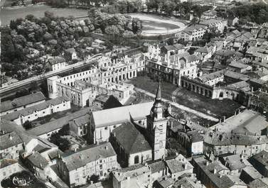 / CPSM FRANCE 55 "Commercy, vue aérienne, église Saint Pantaléon et le château"