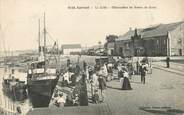 56 Morbihan / CPA FRANCE 56 "Lorient, la criée, débarcadère du bateau de Groix"