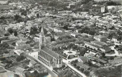 / CPSM FRANCE 33 "Lesparre, place Clémenceau et l'église"