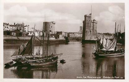 / CPSM FRANCE 17 "La Rochelle, entrée du port"