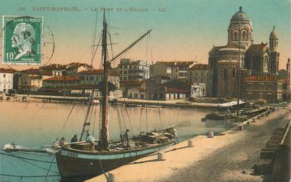 CPA FRANCE 83 "Saint Raphaël, le Port et l'Eglise"