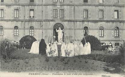 / CPA FRANCE 61 "Perrou, procession le jour d'une fête religieuse"
