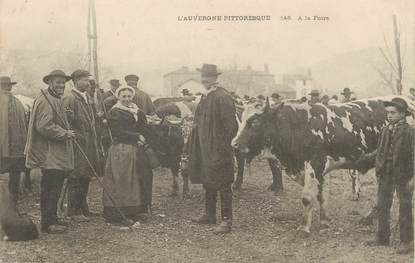 / CPA FRANCE 63 "L'auvergne pittoresque, à la foire" / VACHE