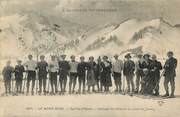 63 Puy De DÔme / CPA FRANCE 63 "Le Mont Dore, sports d'hiver, groupe de Skieurs au pied du Sancy"